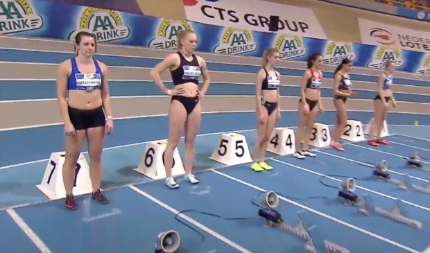 Gejanne Lussenburg (li.) en Mette van der Meer (2e van li.) bij de start van hun serie.