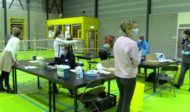 <p>Grootschalig testen in sporthallen 't Dok.</p>