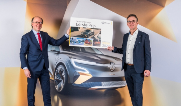<p>Bert Oving (links), directeur Autobedrijf Oving, winnaar van de Renault Dealer of the Year 2020-verkiezing, en Jan Velthuis, commercieel directeur Autobedrijf Oving.</p>