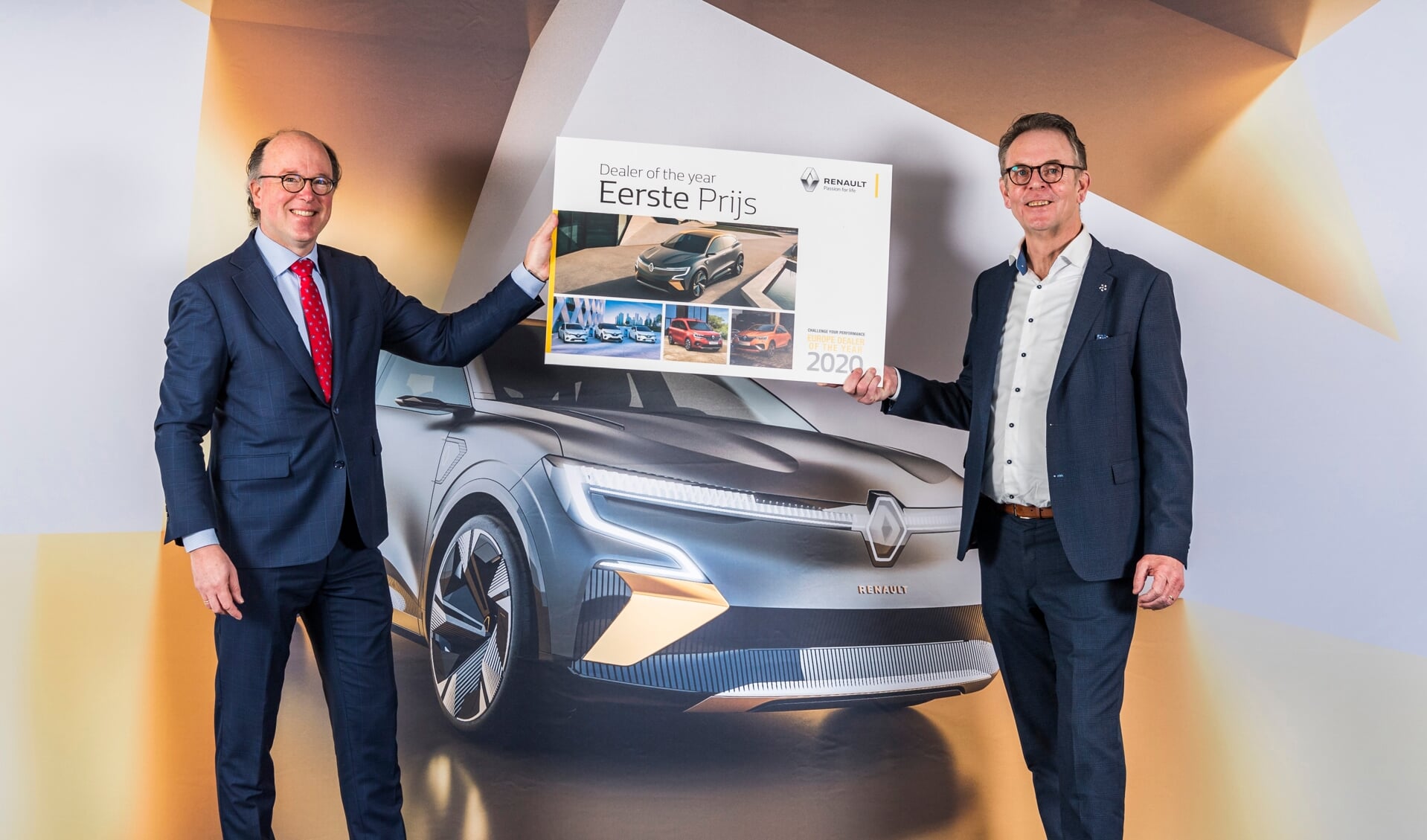 Bert Oving (links), directeur Autobedrijf Oving, winnaar van de Renault Dealer of the Year 2020-verkiezing, en Jan Velthuis, commercieel directeur Autobedrijf Oving.