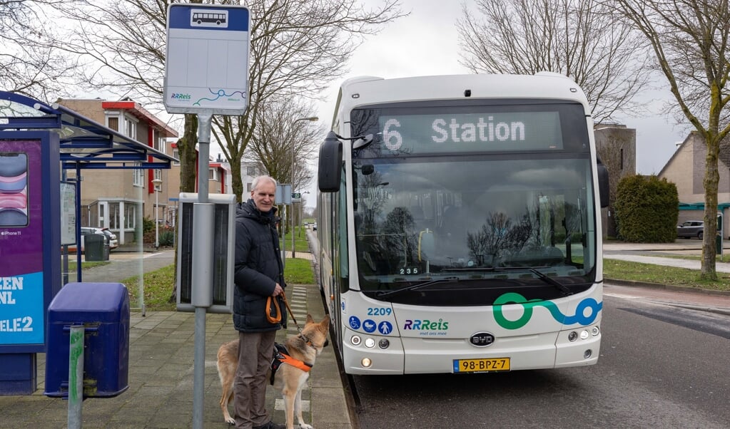 Ingmar Boersma in actie tegen de versoberde bustijden in Zwolle.