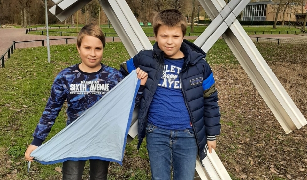 Flevo-Scouts op zoek naar de vlag.