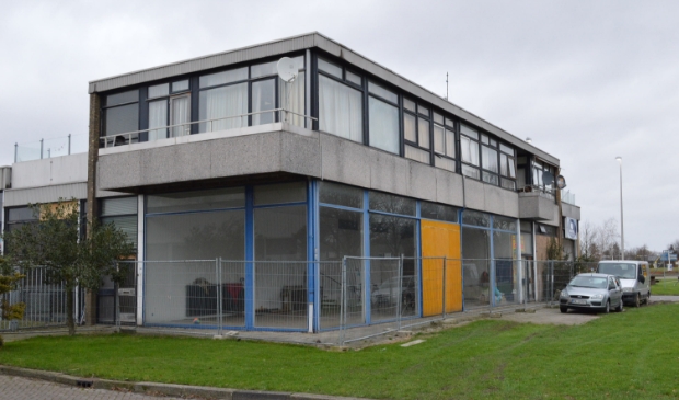 De voormalige tractorshowroom in Biddinghuizen.