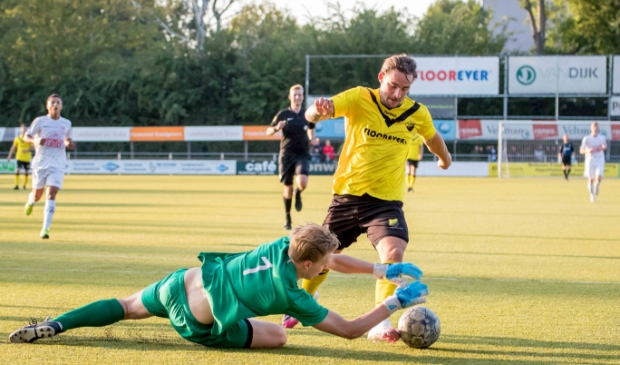 <p>Joar Terpstra in duel met DOS-aanvaller Allan Bakker. </p>
