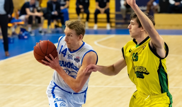 <p>Kevin Beeker aan de bal voor Landstede Hammers in de wedstrijd tegen The Hague Royals.</p>