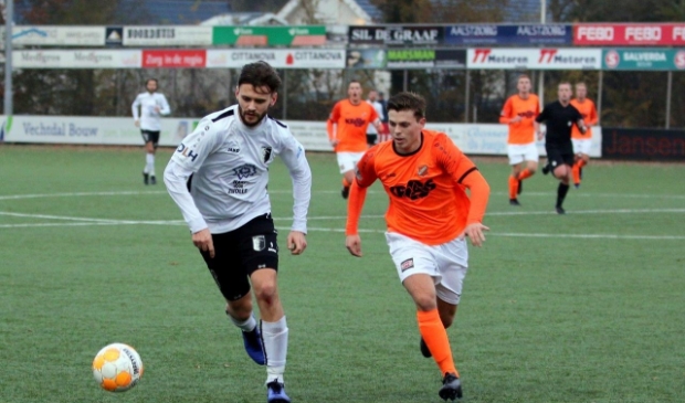 Jonathan van Marle (links) dit seizoen in actie voor Berkum.