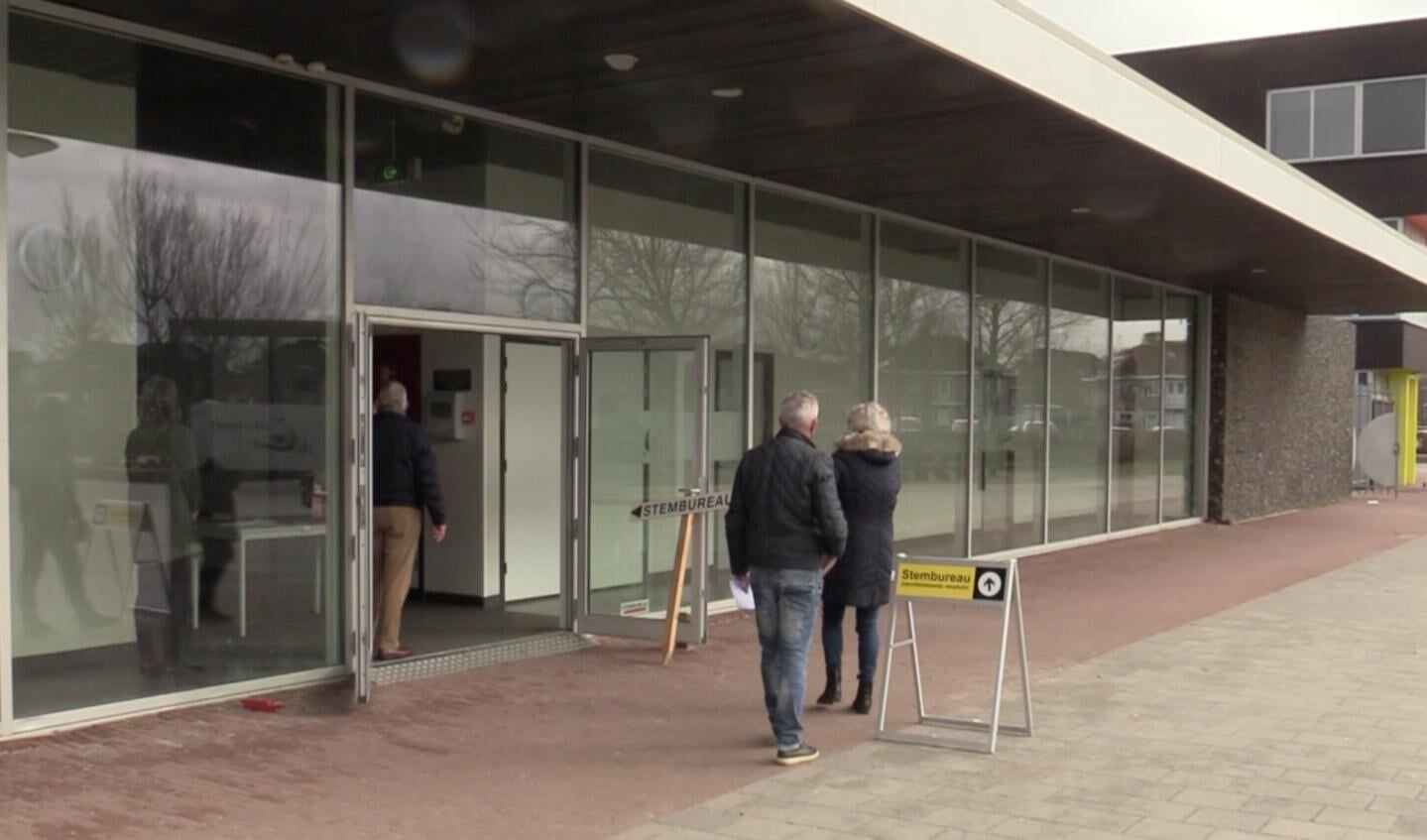 Kiezers konden de entree in Dronten-west moeilijk vinden.
