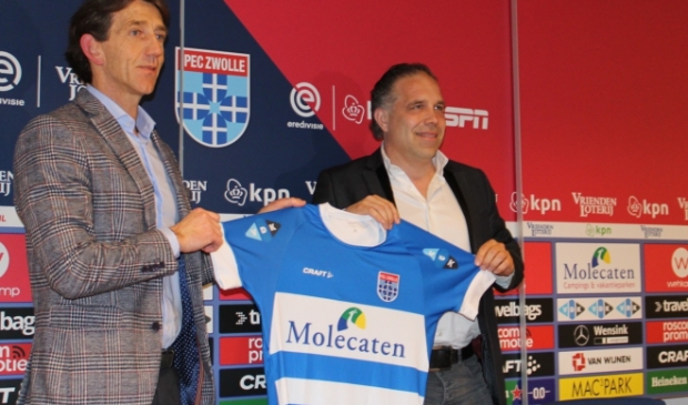 <p>Art Langeler, geflankeerd door technisch manager Mike Willems, gepresenteerd als de nieuwe hoofdtrainer van PEC Zwolle. </p>