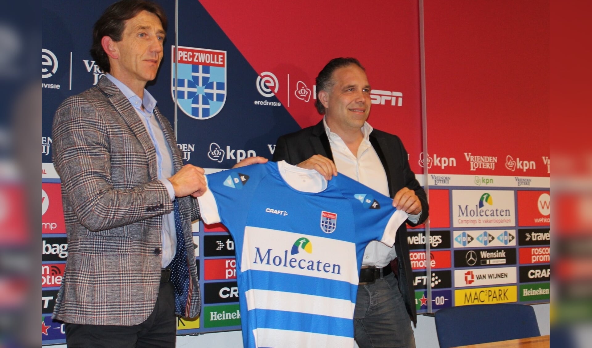 Art Langeler, geflankeerd door technisch manager Mike Willems,  gepresenteerd als de nieuwe hoofdtrainer van PEC Zwolle. 
