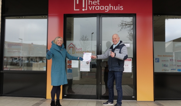 <p>In Zeewolde kreeg Paul Schuurmans van JobHulpmaatje de award uitgereikt.</p>