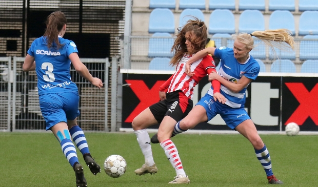 Kely Pruim maakt het international Joëlle Smits de hele wedstrijd lang knap lastig.