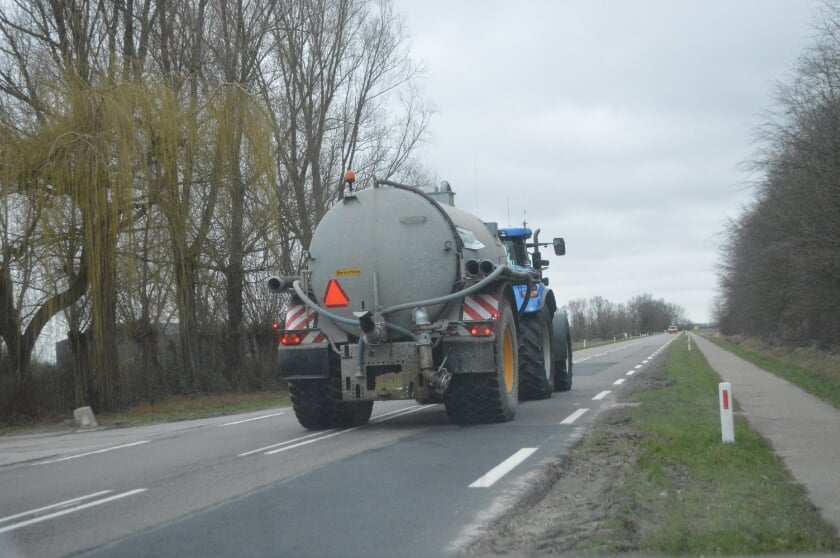 Breed landbouwverkeer op de Biddingweg bij Swifterbant.