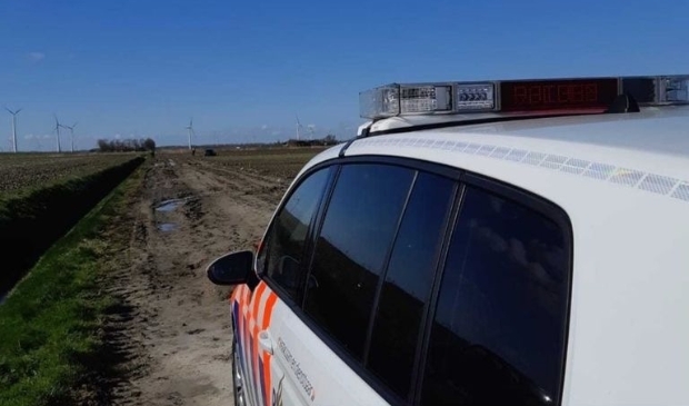 De auto reed zich vast aan de Bisonweg.