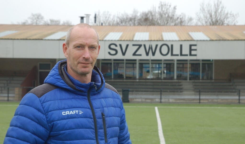 Harjan Jansen op het kunstgrasveld van SV Zwolle, sportpark Marslanden.