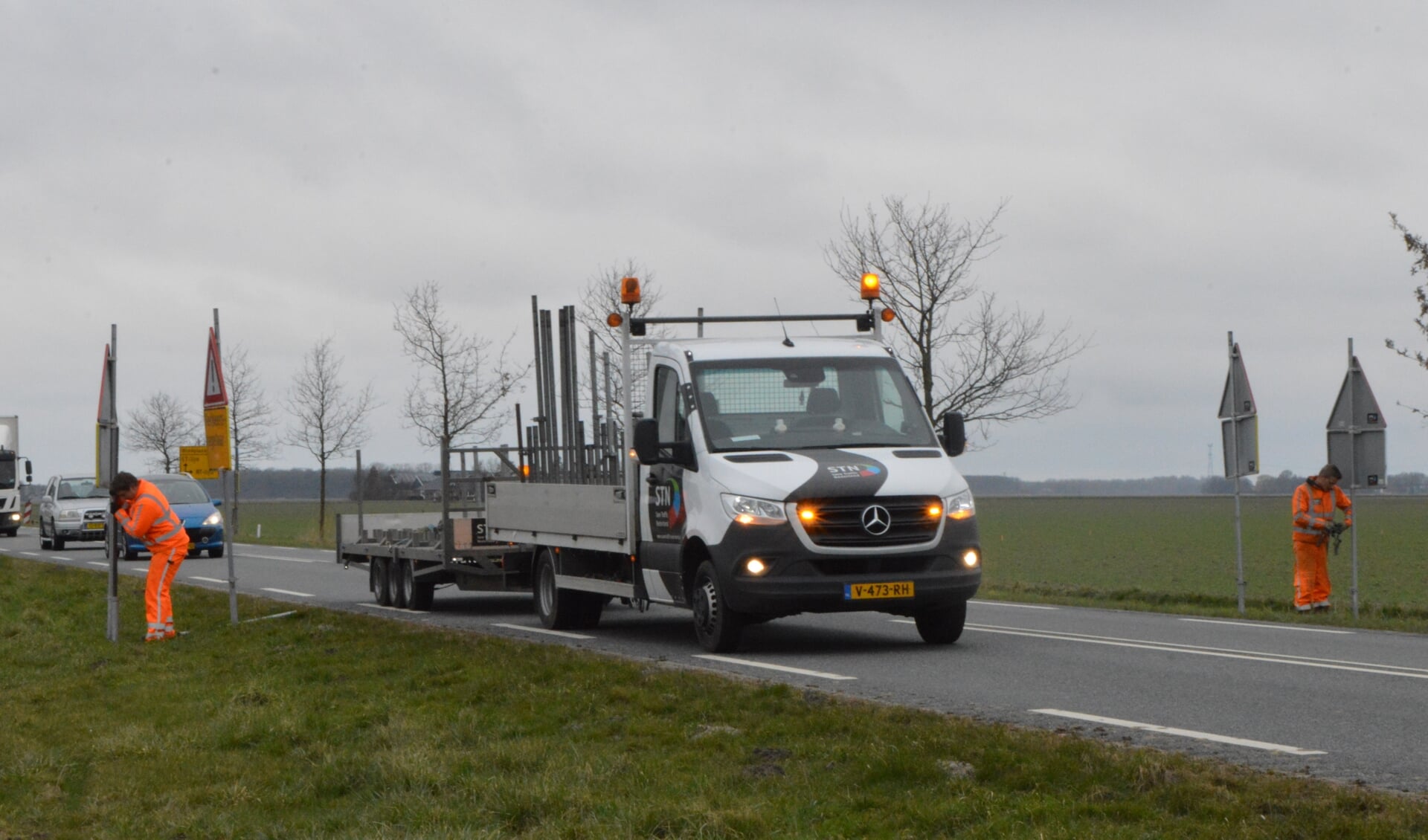 Plaatsen van borden op de Dronterringweg tussen Dronten en Swifterbant.