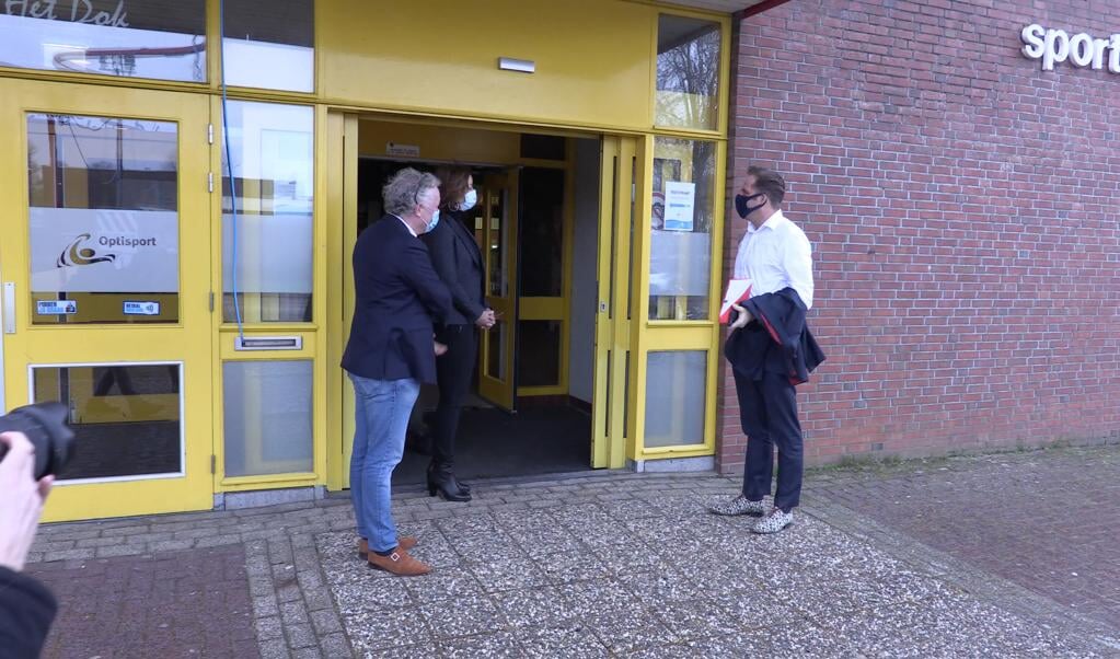 Minister Hugo de Jonge (rechts) bezocht zaterdag de teststraat in sporthal 't Dok.