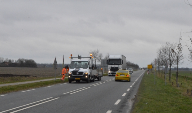 Plaatsing van borden op de Dronterringweg.