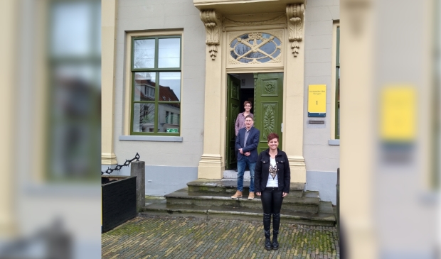 <p>voorgrond: Ellen ten Hove, zorg coördinator, midden Ruud van Doorn locatiemanager (Kampen en Wezep) en achteraan Alinda Dekker Teamcoach van (extra te starten) kleine woongroep voor 8 dementerende ouderen.</p>