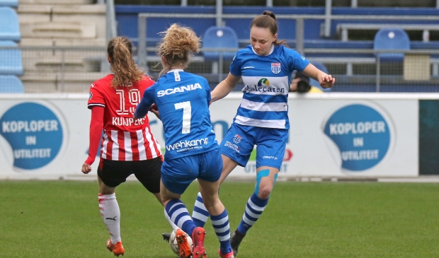 PEC Zwolle Vrouwen eerder dit seizoen in actie tegen PSV.