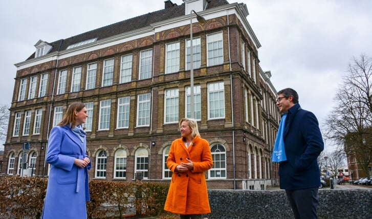 ChristenUnie kamerlid Stieneke van der Graaf (l) in gesprek met Karin Leferink van IJsselheem en Wethouder van der Sluis, bij het oude HBS-gebouw