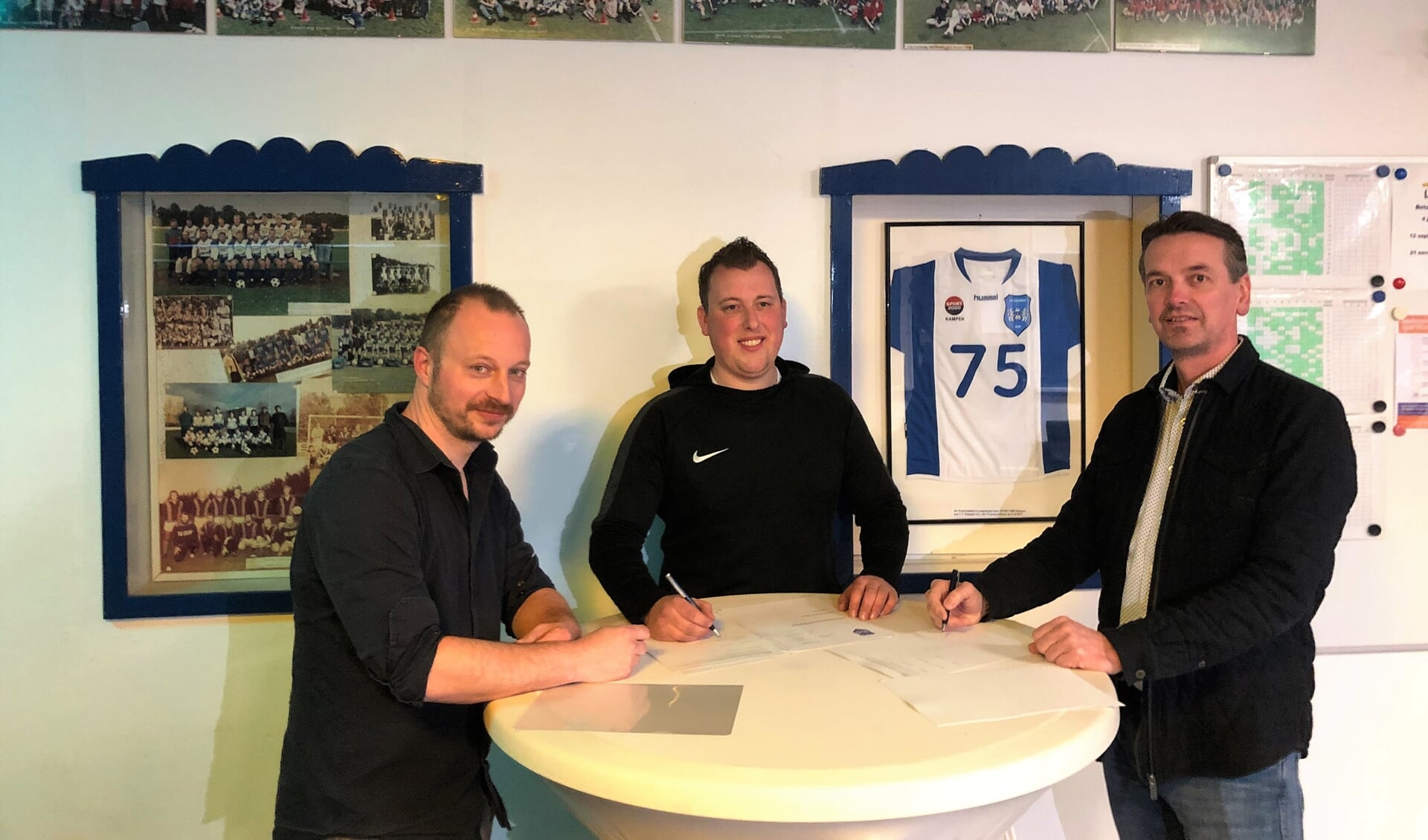 Jeroen Kloekke (m) in 2021 bij de ondertekening van zijn eerste contract bij VV Kampen. 