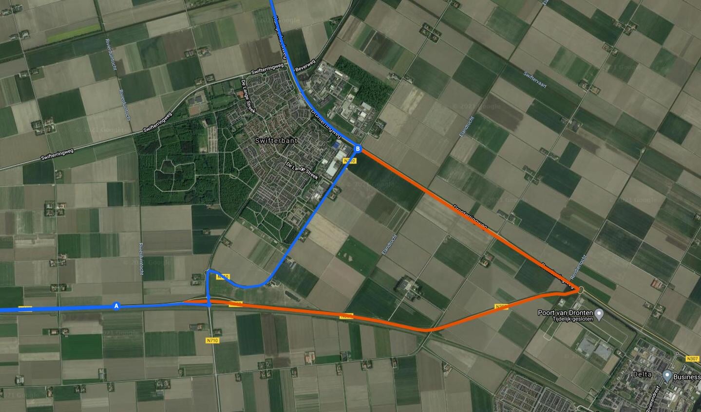 In het blauw de kortste route en in het rood de 'officiële' route.