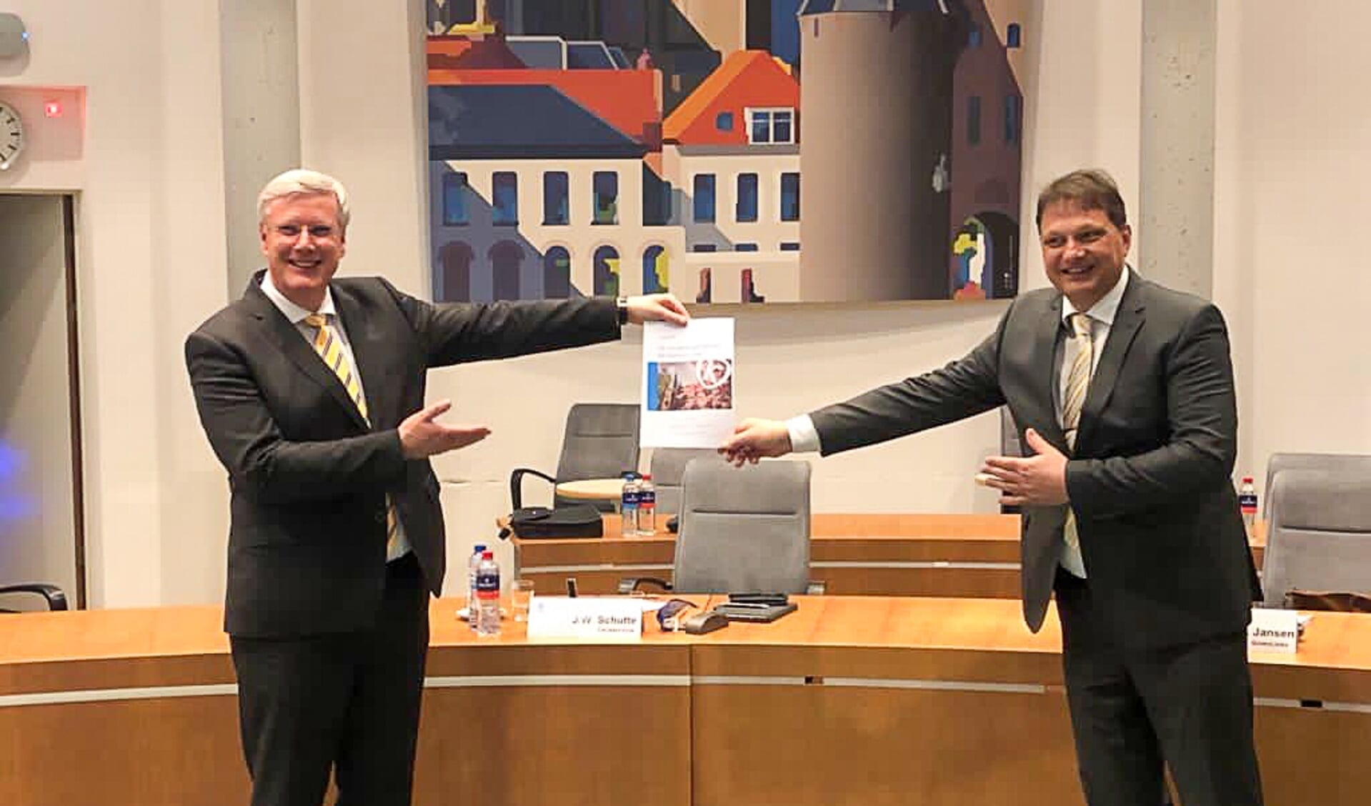 Commissaris van de Koning Andries Heidema ontving de profielschets voor de nieuwe burgemeester uit handen van de voorzitter van de vertrouwenscommissie Jan Willem Schutte (ChristenUnie). 