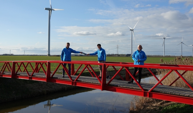 <p>Overdracht stokje op bruggetje Nijkerkerpad</p>