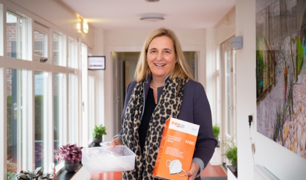 Lydia van Renselaar met een deel van de mondkapjes.