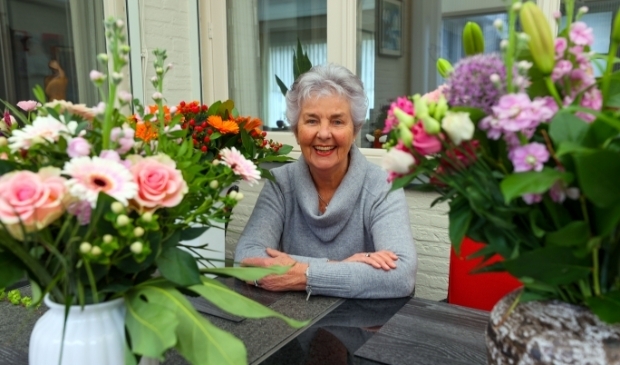 <p>Toos Dekkers: Het voorjaar vind ik het mooiste seizoen. Dan is het het nog lekker, niet te warm en dan kun je heerlijk buiten in het zonnetje gaan zitten, wat zomers vaak te warm is." FOTO: Bert Jansen.</p>