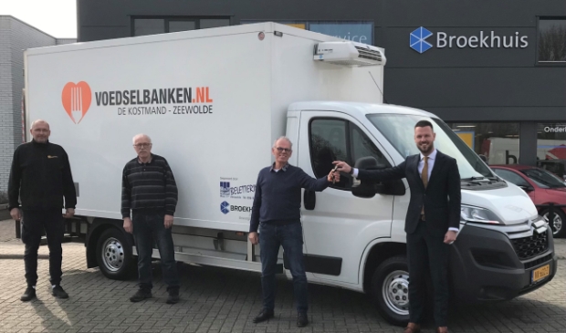 <p>V.l.n.r.: Paulus Brouwer van B&V Reclame; Arend Koekoek, vrijwilliger bij de voedselbank; Frits Grijsen, penningmeester van de Voedselbank en Sander Vermeer, vestigingsdirecteur Broekhuis Zeewolde.</p>