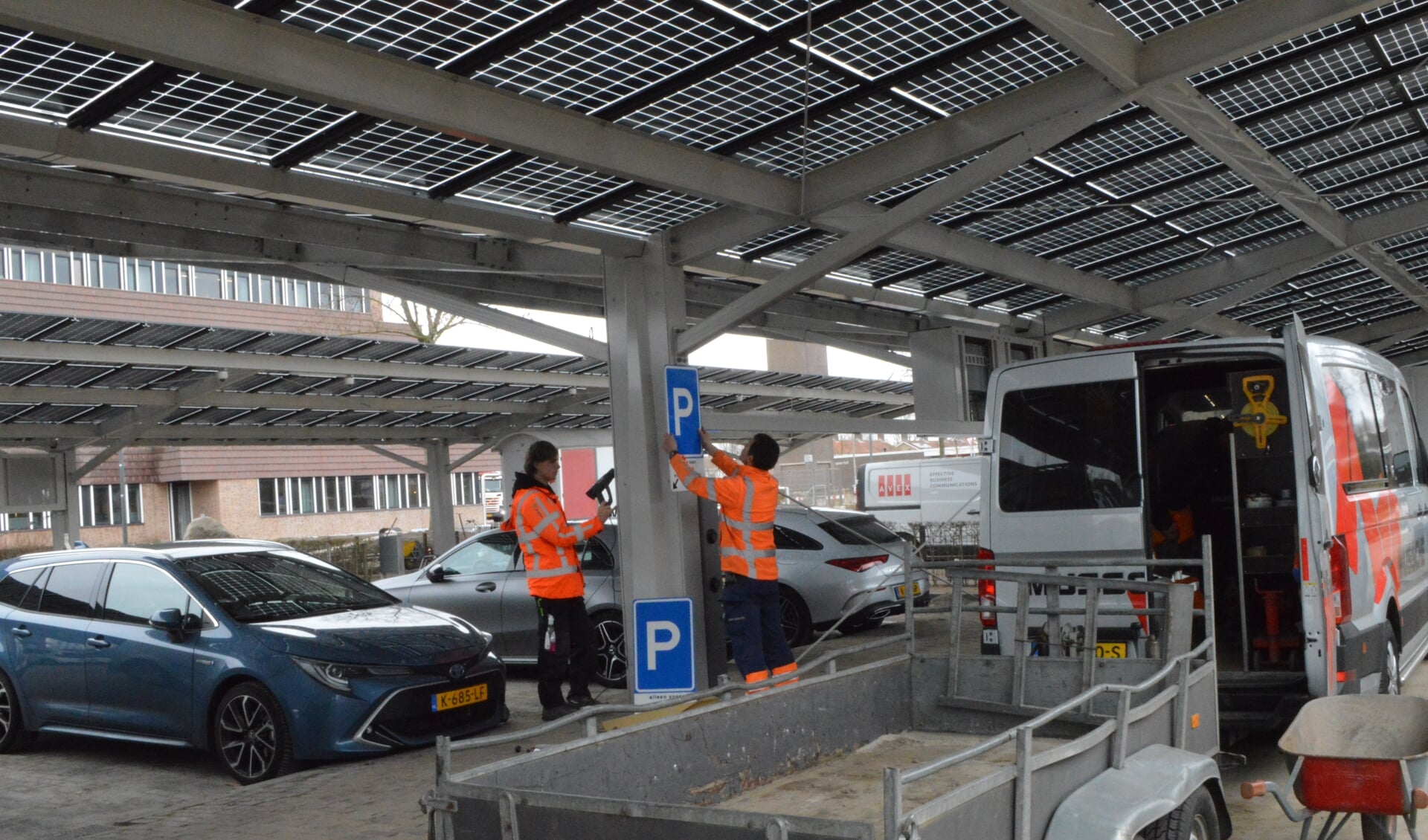 De bouw van het zonnedak in Dronten.