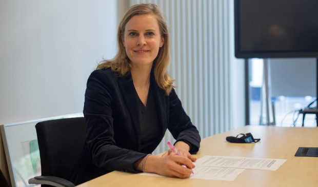 <p>Wethouder Dorrit de Jong opent het Iedereen t€lt!-festival.</p>