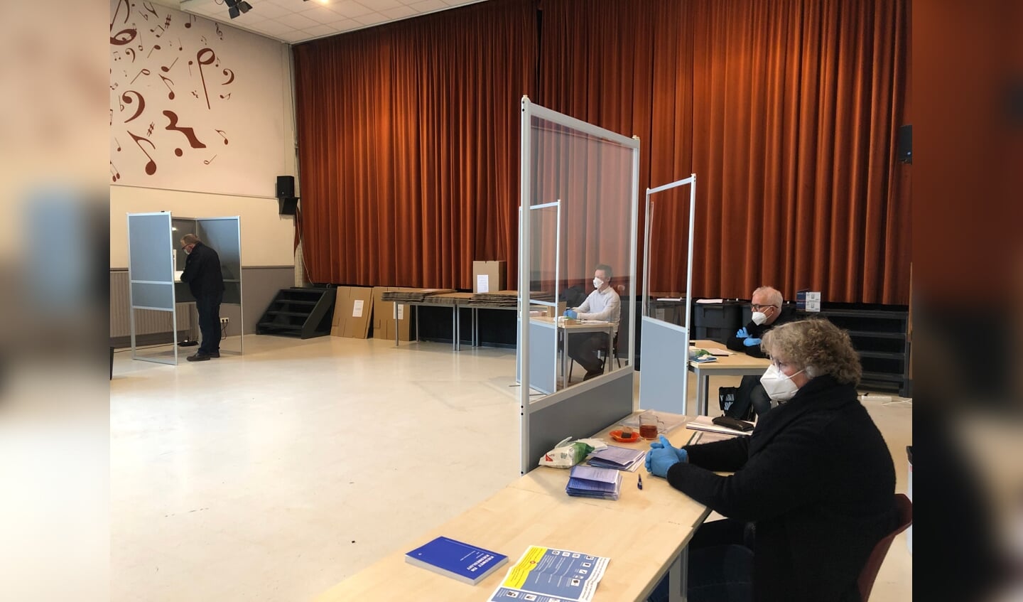 Maandagmorgen werd al gebruik gemaakt van stembureau d'Overtoom in Genemuiden.