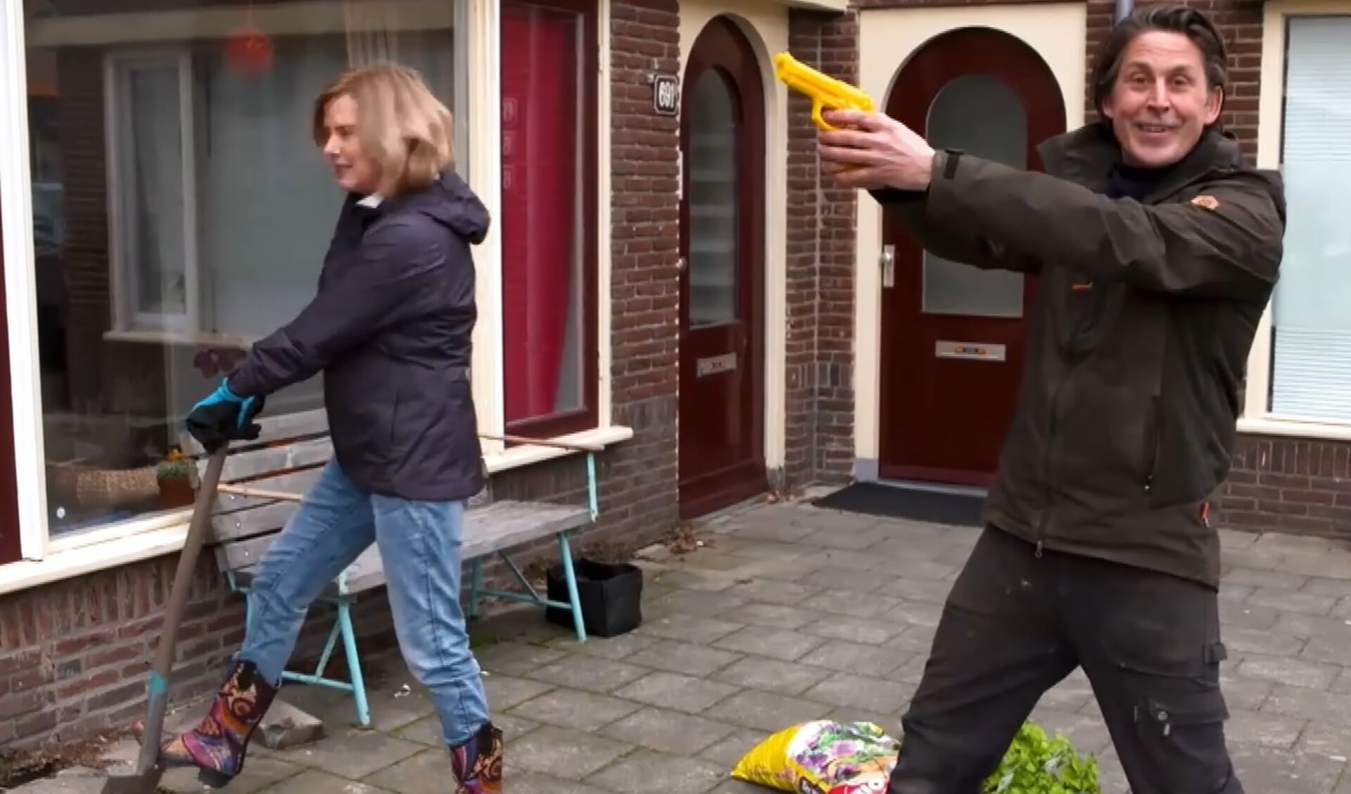 Demissionair minister Cora van Nieuwenhuizen gaf samen met TV-tuinman Lodewijk Hoekstra het startschot.