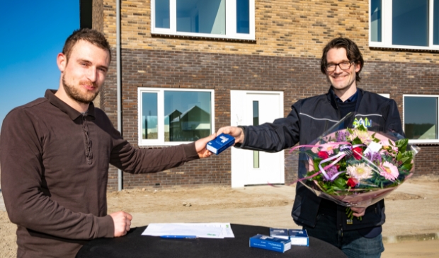Noek Pouw (re.) overhandigt de eerste sleutel.