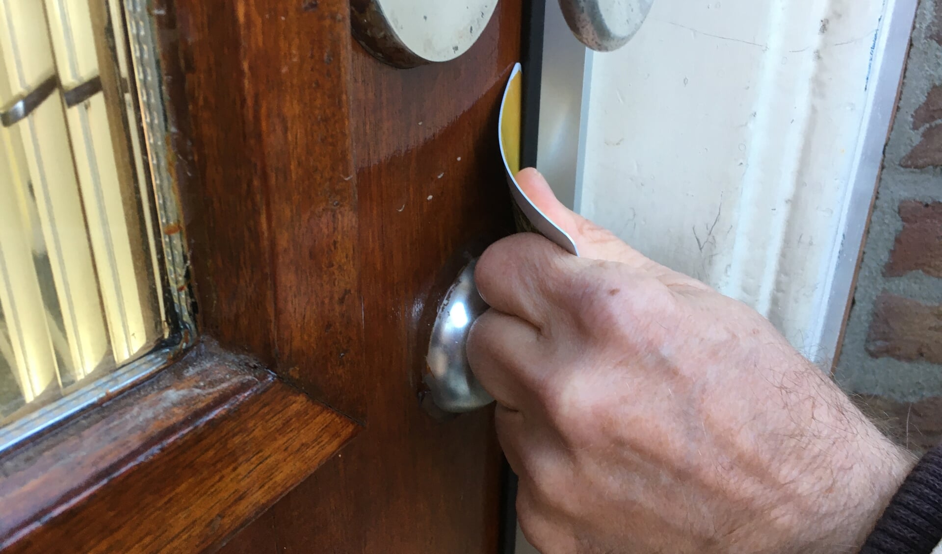 Inbrekers gebruiken veelal pasjes om een deur te openen.