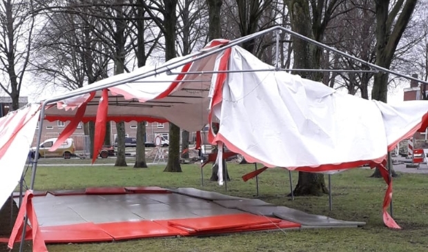<p>Bij een storm in maart waarde de tent van Shoganai Judo Dronten kapot.</p>