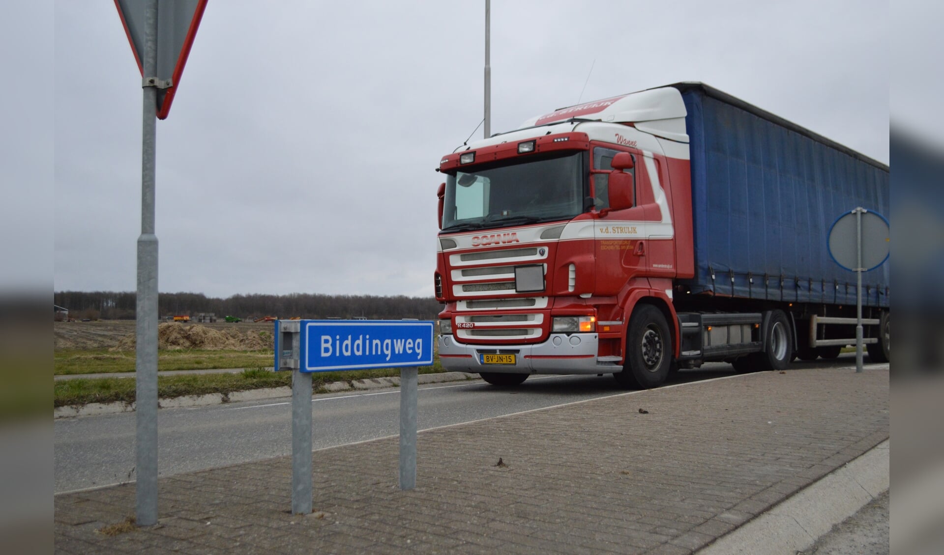 Vrachtverkeer op de Biddingweg bij Swifterbant.