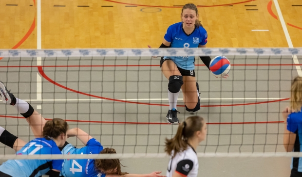 <p>Marly Bak baalt van een verloren punt voor Regio Zwolle Volleybal tegen Apollo 8.</p>
