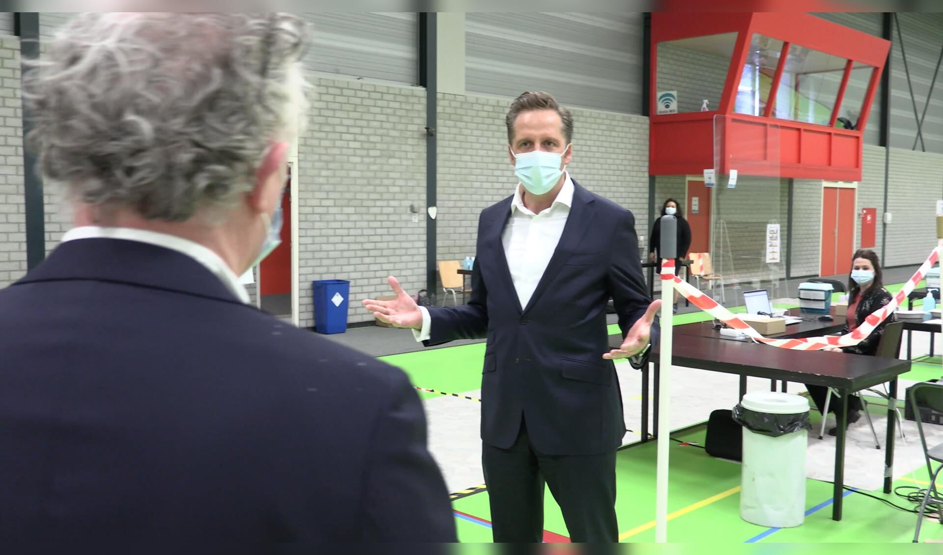 Minister Hugo de Jonge bezocht zaterdag de teststraat in sporthallen 't Dok.