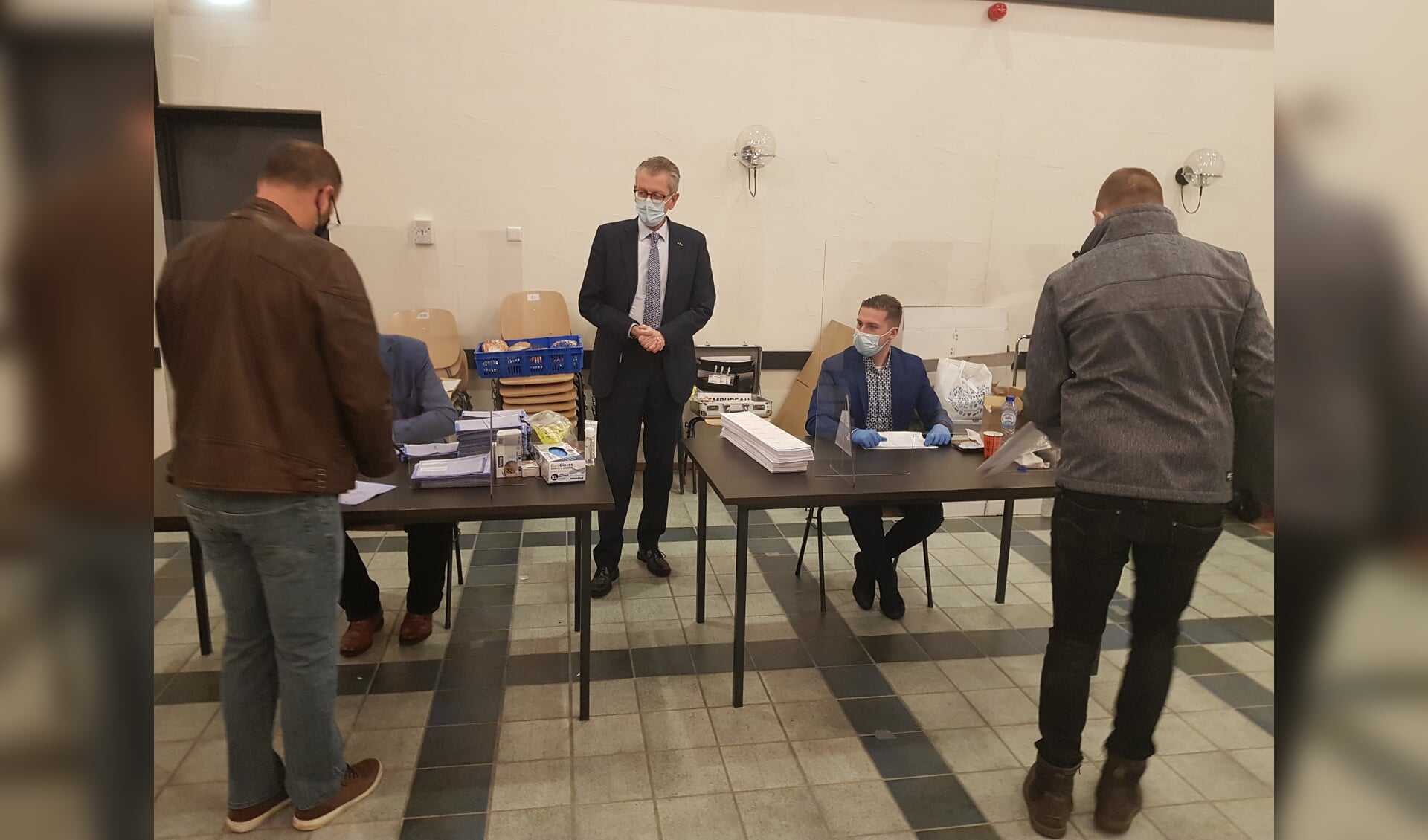 Burgemeester Gerrit Jan Gorter bij het stembureau in Open Haven