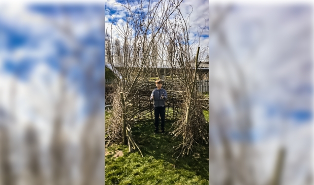 <p><em>Groep 8 leerling Daniël is trots op zijn bijdrage aan de hut</em> </p>