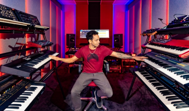 <p>Leroy Konjanan in zijn vernieuwde studio.</p>