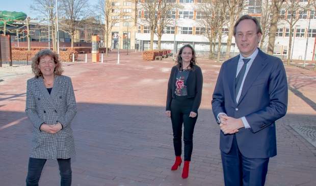 Vlnr Froukje de Jonge (wethouder Almere/Voorzitter RWF); Machteld Greiner (Manager Techniek en Technologie MBO College Almere) en Jan-Nico Appelman (gedeputeerde Flevoland).