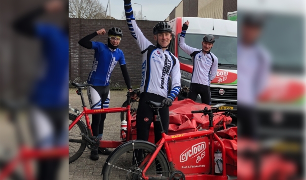 De bezorgers van de maaltijden, vlnr: Quinten Meerveld, Stijn de Jong en Ard Stuiver.