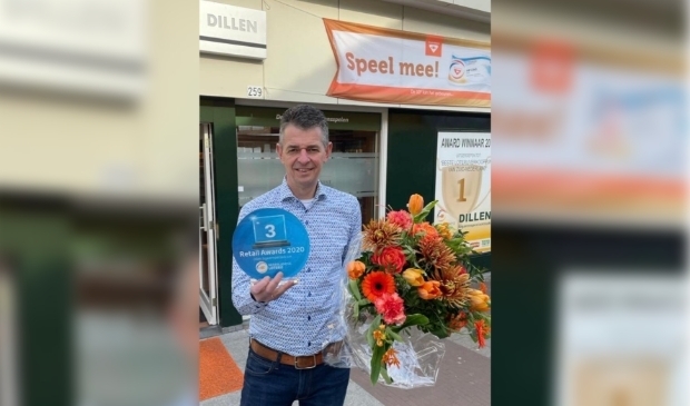 <p>Paul Dillen met de Award van de Nederlandse loterij. FOTO: Dillen.</p>
