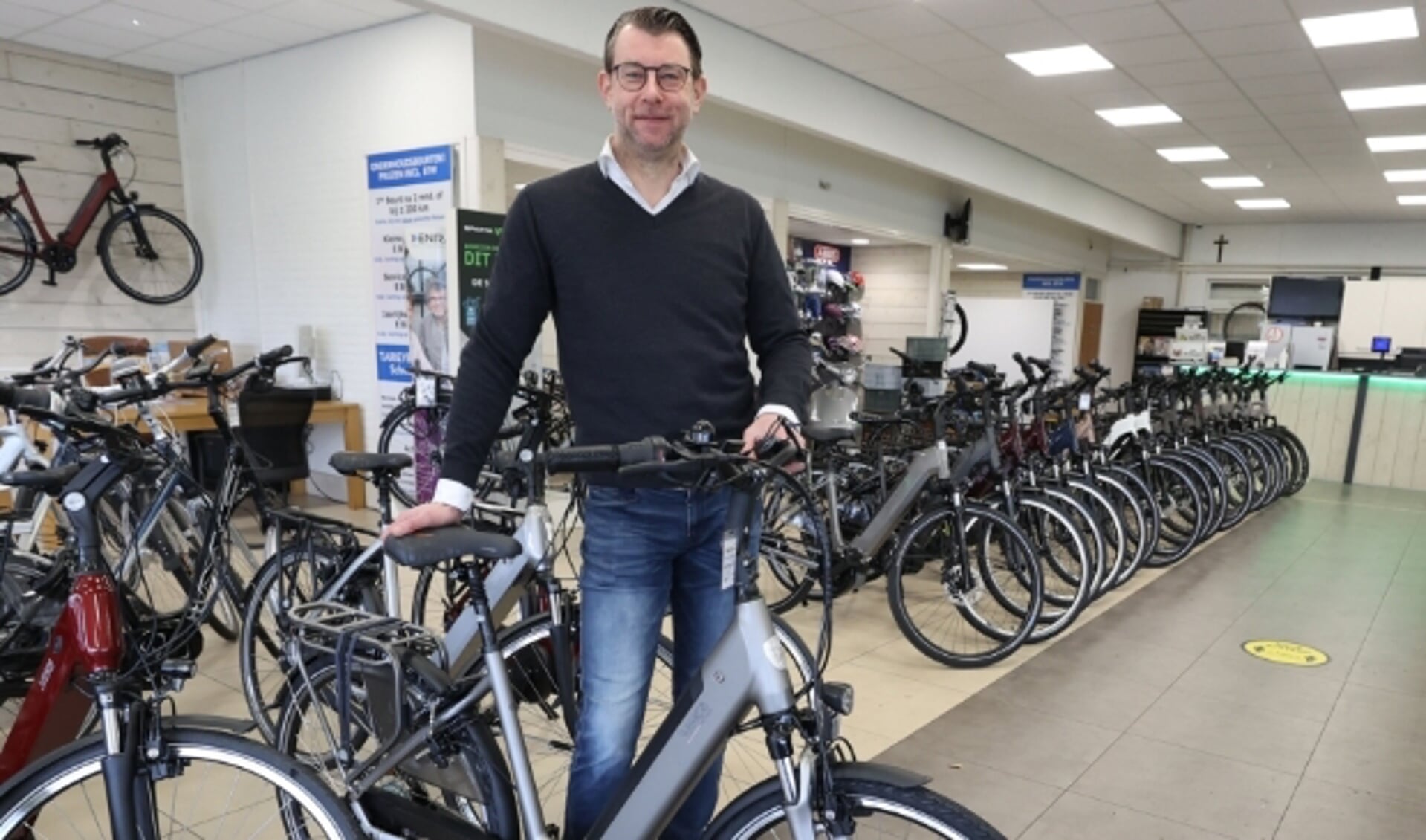 75% van de fietsen die Maurice Verdaat tegenwoordig verkoopt, zijn elektrische fietsen. Deze vergroten het fietsplezier in de lente! FOTO: Bert Jansen.