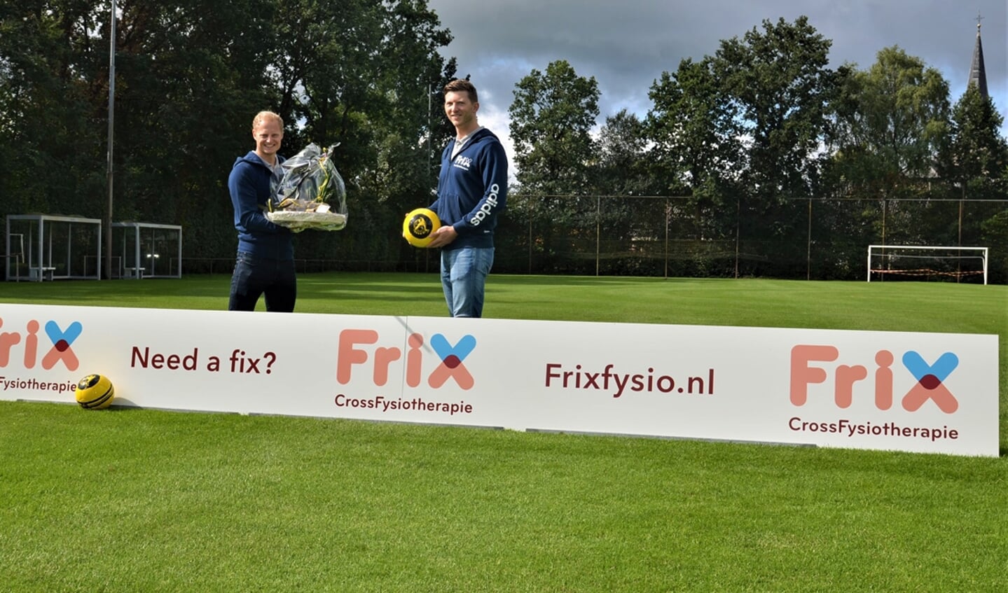 Mathijs Frik (l) en Laurens Bank van Frix CrossFysiotherapie op sportpark De Heughte na ondertekening van het cosponsorcontract in 2018