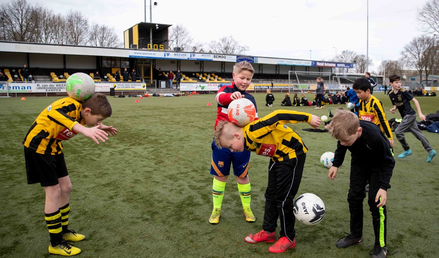 Jeugdspelers van DOS gooien de trukendoos open.